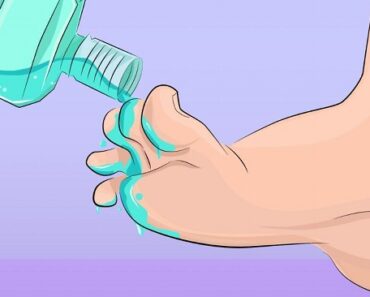 Hon häller munvatten över fötterna. Även experterna är chockade över resultatet!