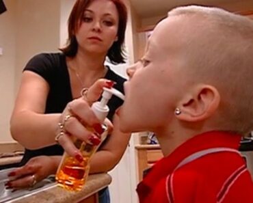 Mamman trycker in tvål i munnen på sin son – anledningen är ofattbar!