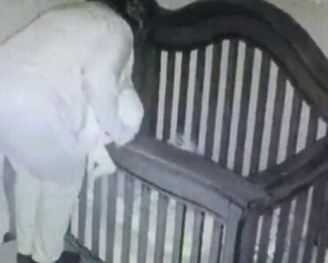 Farmor ska lägga barnet i sängen – När föräldrarna ser övervakningsvideon blir de chockade!