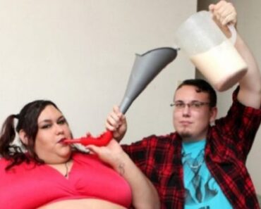 Han matar sin flickvän genom en tratt. Hennes mål är att bli världens tjockaste!