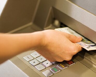 En man hittar pengar i en bankomat. Det han bestämmer sig för att göra? WOW!